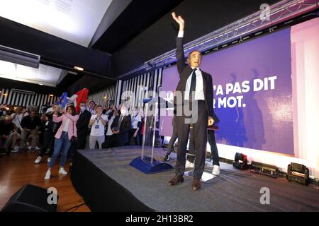 Nimes, Francia. 15 ottobre 2021. Eric Zemmour è visto sul palco con il titolo del suo libro 'la France n'a pas dit son dernier mot' proiettato su uno schermo dietro di lui. L'estrema destra polemista Eric Zemmour ha attirato più di 1500 persone a Nimes (Francia). Ha tenuto un discorso come candidato senza confermare ufficialmente che correrà per il presidente nel 2022. I membri della campagna "Gioventù con Zemmour" hanno distribuito materiali per la campagna, tra cui le magliette "Zemmour 2022". Ha annunciato di voler "mettere fine all'immigrazione illegale e legale” e ha criticato con forza il comportamento della tradizionale destra Foto Stock