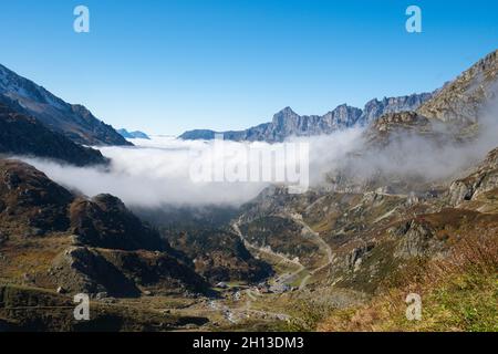 Vista dal passo di Susten, Svizzera, nella valle con strada passo in autunno soleggiato giorno Foto Stock