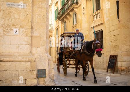 Mdina, Malta - 12 ottobre 2021: Tour in carrozza per le strade di Mdina, Malta. Foto Stock