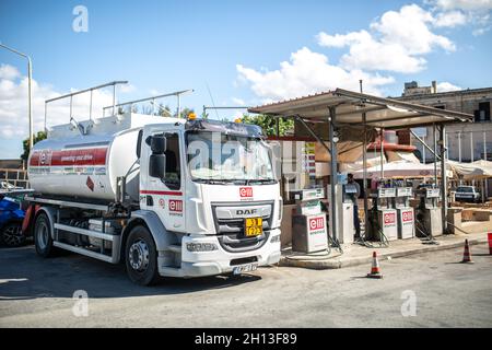 Rabat, Malta - 12 ottobre 2021: Veicolo industriale Enemed vicino al distributore di benzina di Rabat, Malta. Foto Stock