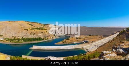 Sanliurfa Turchia - 8.16.2021: Diga Ataturk e centrale idroelettrica sul fiume Euphrates in Turchia. Foto Stock