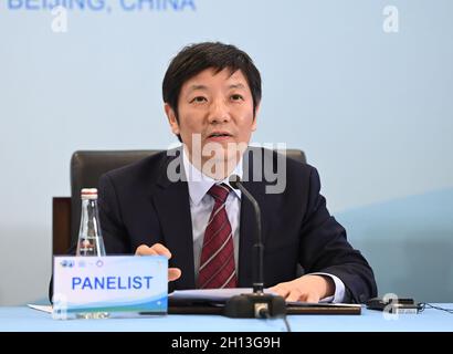 (211016) -- PECHINO, 16 ottobre 2021 (Xinhua) -- Li Xuesong, direttore dell'Institute of quantitative & Technological Economics dell'Accademia cinese di scienze sociali, parla ad una sessione tematica su "trasporti sostenibili, povertà, mezzi di sussistenza e crescita" durante la seconda Conferenza delle Nazioni Unite sui trasporti sostenibili globali a Pechino, capitale della Cina, 15 ottobre 2021. La conferenza di tre giorni, da giovedì a sabato, sottolinea l'importanza del trasporto sostenibile per il conseguimento dell'Agenda 2030 per lo sviluppo sostenibile. I rappresentanti di 171 paesi si sono riuniti online e io Foto Stock