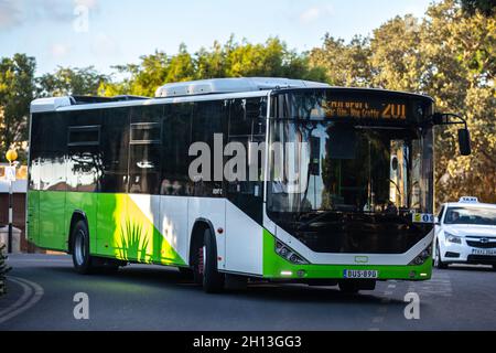 Rabat, Malta - 12 ottobre 2021: Autobus di trasporto pubblico per le strade di Rabat, Malta. Foto Stock