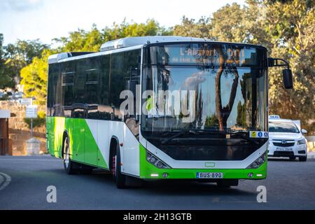 Rabat, Malta - 12 ottobre 2021: Autobus di trasporto pubblico per le strade di Rabat, Malta. Foto Stock