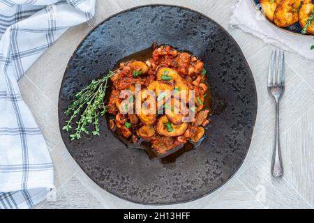 Hot pot di manzo e fagiolo nero con plantain fritto - vista dall'alto Foto Stock