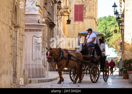 Mdina, Malta - 12 ottobre 2021: Tour in carrozza per le strade di Mdina, Malta. Foto Stock