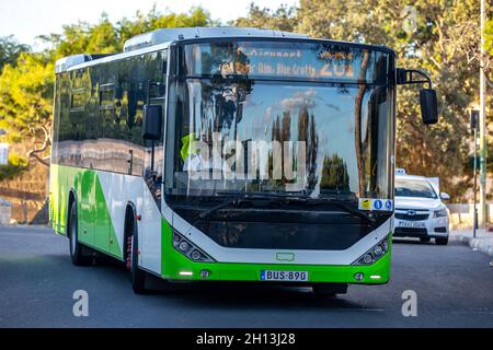 Rabat, Malta - 12 ottobre 2021: Autobus di trasporto pubblico per le strade di Rabat, Malta. Foto Stock