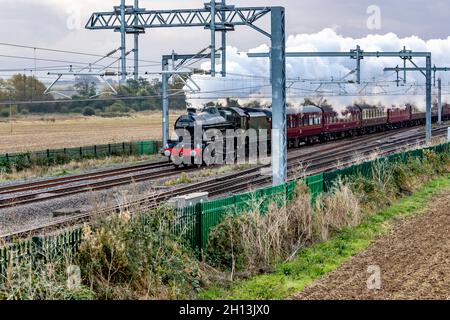 Wellingborough, Regno Unito. 16 ottobre 2021. Bahamas una locomotiva a vapore Jubilee classe 5596 costruita nel 1934 per LMS che attraversa il Northamptonshire fino a York subito dopo aver lasciato Wellingborough. Credit: Keith J Smith./Alamy Live News. Foto Stock