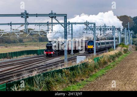 Wellingborough, Regno Unito. 16 ottobre 2021. Bahamas una locomotiva a vapore Jubilee classe 5596 costruita nel 1934 per LMS che attraversa il Northamptonshire fino a York subito dopo aver lasciato Wellingborough. Credit: Keith J Smith./Alamy Live News. Foto Stock