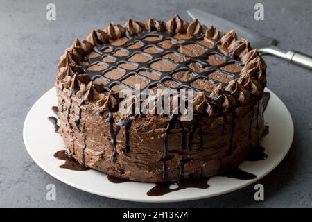 Torta al cioccolato su sfondo grigio con fuoco selettivo Foto Stock