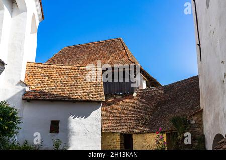 BUCHARE, ROMANIA - 01 settembre 2021: Un primo piano di dettagli architettonici della chiesa medievale. Il sito patrimonio dell'umanità dell'UNESCO in Transilvania. Viscri, Rom Foto Stock