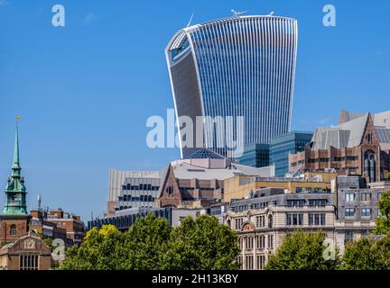 20 Fenchurch Street, conosciuta come il walkie talkie, torreggia sopra gli edifici più vecchi con il campanile di tutti gli arenati dalla chiesa della Torre visibile sulla sinistra. Foto Stock