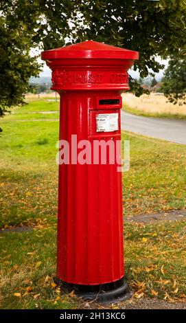 Regno Unito, Inghilterra, Worcestershire, Malvern Wells, Malvern Wells Common, Raro vittoriano 1857 Doric fluted Pillar Post Box con slot orizzontale Foto Stock