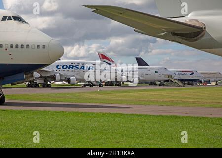 Una fila di 747 aerei Boeing all'aeroporto di Cotswold in Inghilterra, in attesa di essere demoliti. Foto Stock