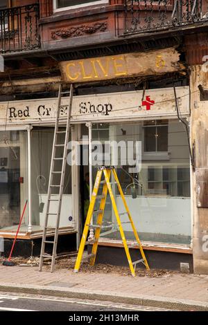 Regno Unito, Inghilterra, Worcestershire, Great Malvern, Victoria Road, la parte anteriore del negozio è stata modernizzata, rimuovendo il vecchio cartello dorato Foto Stock