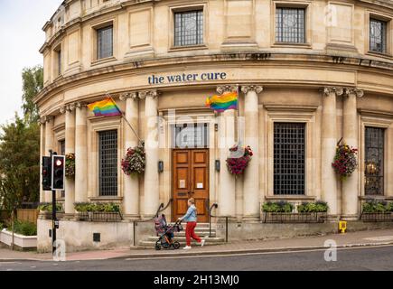 Regno Unito, Inghilterra, Worcestershire, Great Malvern, Church Street, Il bar Water Cure nell'ex edificio curvo della banca NatWest Foto Stock