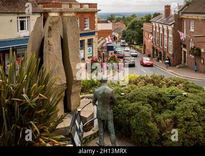 Regno Unito, Inghilterra, Worcestershire, Great Malvern, Belle Vue Gardens, Fontana enigma e statua Edward Elgar di Rose Garrard sopra Church Street Foto Stock