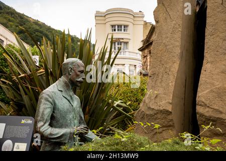 Regno Unito, Inghilterra, Worcestershire, Great Malvern, Belle Vue Gardens, Statua Edward Elgar dello scultore Rose Garrard Foto Stock