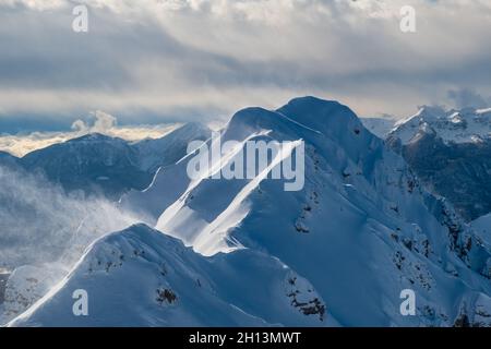 Sul Monte Zoncolan, alpi Carniche dopo una grande nevicata. Provincia di Udine, regione Friuli-Venezia Giulia, Italia Foto Stock
