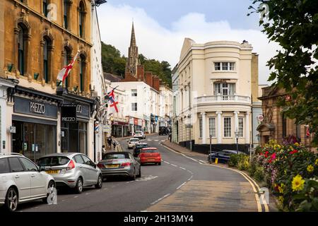 Regno Unito, Inghilterra, Worcestershire, Great Malvern, Bellevue Terrace, Worcester Road e il caratteristico edificio vittoriano sopra Edith Walk Foto Stock