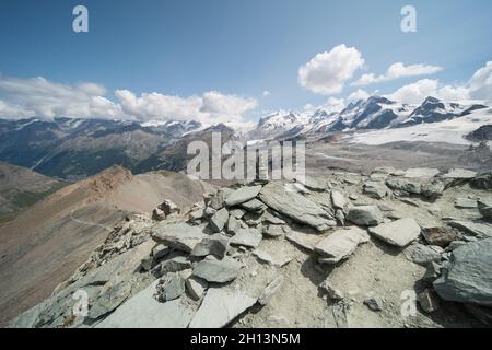 Vista sul sentiero alpino fino al casolare “Hörnlihütte” Hoernli, vicino zermatt in svizzera, il rifugio si trova ai piedi del cervino. Foto Stock