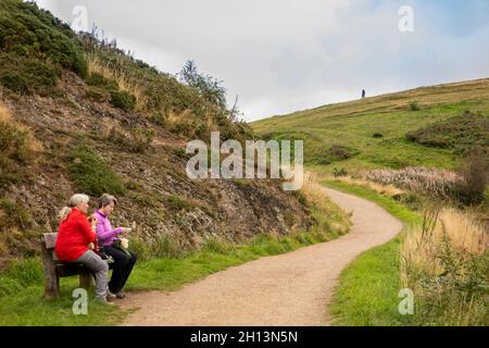 Regno Unito, Inghilterra, Worcestershire, West Malvern, Westminster Bank, Camminatori che riposano sul sentiero su Sugarloaf Hill a Worcestershire Beacon Foto Stock