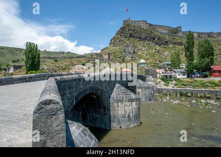 Una vista che mostra Taskopru (Ponte di pietra) costruito sopra il fiume Kars a Kars nell'estremo est della Turchia nel 1579 utilizzando blocchi di basalto di ashlar. Foto Stock