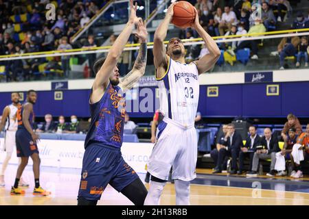 Levallois, Francia. 15 ottobre 2021. Vince HUNTER (32) di Boulogne-Levallois durante il campionato francese, Betclic Elite Basketball match tra Metropolitans 92 e BCM Gravelines-Dunkerque il 15 ottobre 2021 al Palais des Sports Marcel Cerdan a Levallois, Francia - Foto Ann-Dee Lamour / CDP MEDIA / DPPI Credit: DPPI Media/Alamy Live News Foto Stock