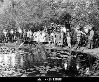 JOHN GILBERT LILLIAN GISH Director KING VIDOR Cinematografo HENDRIK SARTOV e Crew di Camera / Film in set location candido durante le riprese del regista LA BOHEME 1926 RE VIDOR suggerito da Life in the Latin Quarter da Henri Murger Costume design Erté produttore Irving Thalberg Metro Goldwyn Mayer Foto Stock