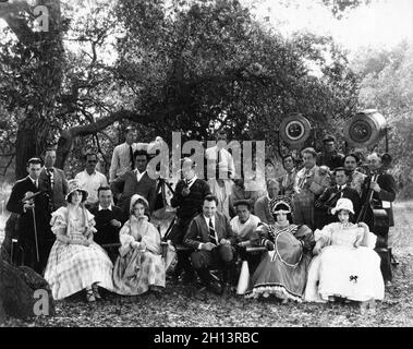 Cast e Crew sul luogo del set Candid compreso da sinistra CATHERINE VIDOR Production Assistant ROBERT FLOREY Camera Assistant JOHN ALTON LILLIAN GISH Cinematografo HENDRIK SARTOV Direttore RE VIDOR JOHN GILBERT (nascondersi dietro) RENEE ADOREE EDWARD EVERETT HORTON (dietro) E VALENTINA ZIMINA durante le riprese del regista LA BOHEME 1926 RE VIDOR suggerite da Life in the Latin Quarter by Henri Murger Costume design Erté produttore Irving Thalberg Metro Goldwyn Mayer Foto Stock