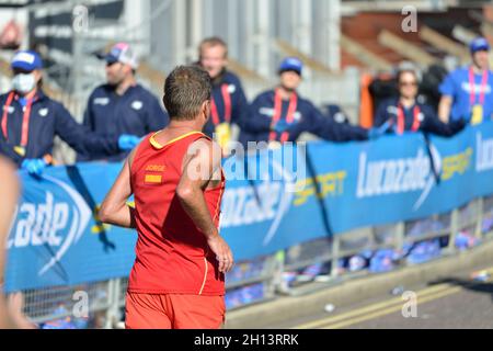 Stazione per bere e mangiare, 2021 London Marathon, Canary Wharf estate, East London, Regno Unito Foto Stock