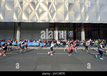 London Marathon 2021, Canary Wharf estate, East London, Regno Unito Foto Stock