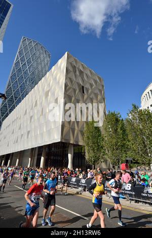 London Marathon 2021, Canary Wharf estate, East London, Regno Unito Foto Stock