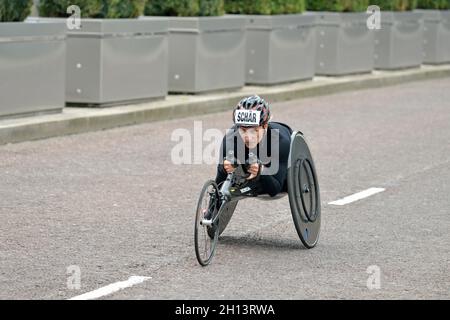 Manuela Schar, vincitrice del concorso di sedia a rotelle per donne d'elite, 2021 London Marathon, Canary Wharf estate, East London, Regno Unito Foto Stock