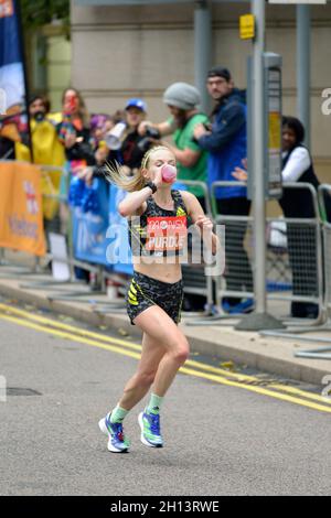 Charlotte Purdue, prendere una bevanda, elite donna concorrente, 2021 London Marathon, Canary Wharf estate, East London, Regno Unito Foto Stock