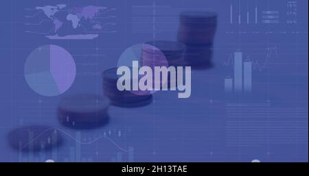 Immagine dell'elaborazione dei dati finanziari e della registrazione delle statistiche su pile di monete Foto Stock