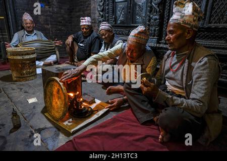 Bhaktapur, Nepal - Ottobre 2021: Uomini che cantano di fronte al Tempio Dattatreya a Bhaktapur il 10 Ottobre 2021 nella Valle di Kathmandu, Nepal. Foto Stock