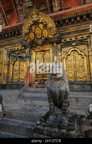 Dettaglio del Tempio di Changu Narayan considerato il tempio più antico del Nepal, situato a Changunarayan nella Valle di Kathmandu, Nepal. Foto Stock