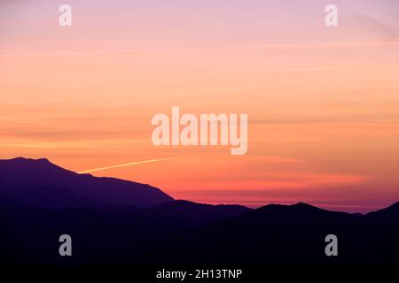 Ora blu sulle montagne nella campagna di Axarquia, Malaga, Andalucía, Costa del Sol, Spagna Foto Stock