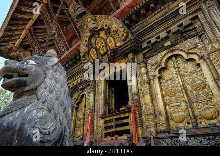 Dettaglio del Tempio di Changu Narayan considerato il tempio più antico del Nepal, situato a Changunarayan nella Valle di Kathmandu, Nepal. Foto Stock