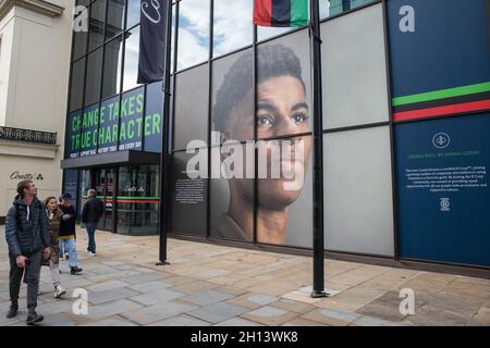 Londra, Regno Unito. 15 ottobre 2021. Una vetrina presso la sede centrale di Coutts nello Strand celebra il calciatore Marcus Rashford MBE come parte del Black History Month. Il Black History Month, celebrato per la prima volta nel Regno Unito nell'ottobre 1987, è incentrato su una campagna "orgoglioso di essere" per il 2021 ispirata agli eventi Black Lives Matter del 2020. Credit: Mark Kerrison/Alamy Live News Foto Stock