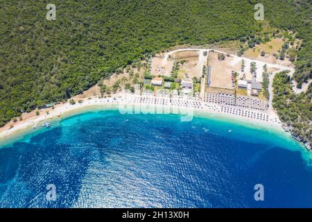 Vista aerea della soleggiata spiaggia di Antisamos sull'isola di Cefalonia, Mar Ionio in estate, Grecia. Concetto di vacanza di viaggio Foto Stock