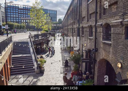 Carbone gocce Yard centro commerciale a King's Cross. Londra, Regno Unito, 15 ottobre 2021. Foto Stock
