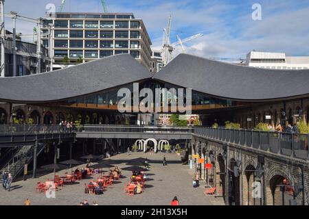 Carbone gocce Yard centro commerciale a King's Cross. Londra, Regno Unito, 15 ottobre 2021. Foto Stock