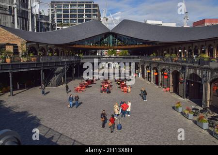 Carbone gocce Yard centro commerciale a King's Cross. Londra, Regno Unito, 15 ottobre 2021. Foto Stock