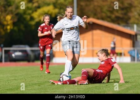 Aschheim, Germania. 16 ottobre 2021. Romy Vollmerhausen (16 FSV Hessen Wetzlar) e Emily Kirsch (8 FC Bayern Monaco) durante la partita B-Juniorinnen Bundesliga tra FC Bayern Monaco U17 e FSV Hessen Wetzlar U17 presso Sportpark Aschheim, Germania. Credit: SPP Sport Press Photo. /Alamy Live News Foto Stock