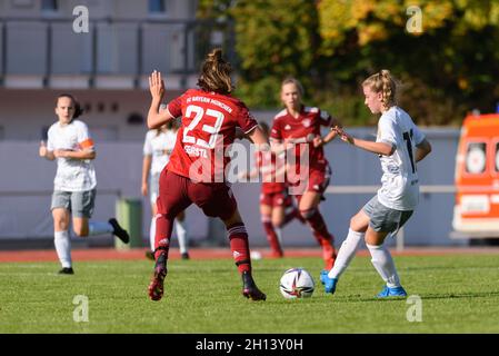 Aschheim, Germania. 16 ottobre 2021. Cecilia Haehnlein (13 FSV Hessen Wetzlar) con la palla durante la partita B-Juniorinnen Bundesliga tra FC Bayern Monaco U17 e FSV Hessen Wetzlar U17 a Sportpark Aschheim, Germania. Credit: SPP Sport Press Photo. /Alamy Live News Foto Stock