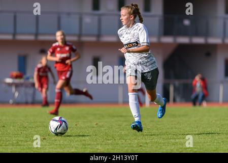 Aschheim, Germania. 16 ottobre 2021. Cecilia Haehnlein (13 FSV Hessen Wetzlar) con la palla durante la partita B-Juniorinnen Bundesliga tra FC Bayern Monaco U17 e FSV Hessen Wetzlar U17 a Sportpark Aschheim, Germania. Credit: SPP Sport Press Photo. /Alamy Live News Foto Stock