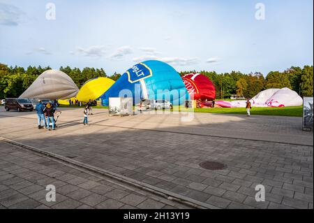 Vilnius, Lituania - 14 settembre 2021: Il personale di terra prepara palloncini colorati ad aria calda per il lancio al parco Vingis di Vilnius, Lituania. Foto Stock