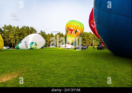 Vilnius, Lituania - 14 settembre 2021: Il personale di terra prepara palloncini colorati ad aria calda per il lancio al parco Vingis di Vilnius, Lituania. Foto Stock